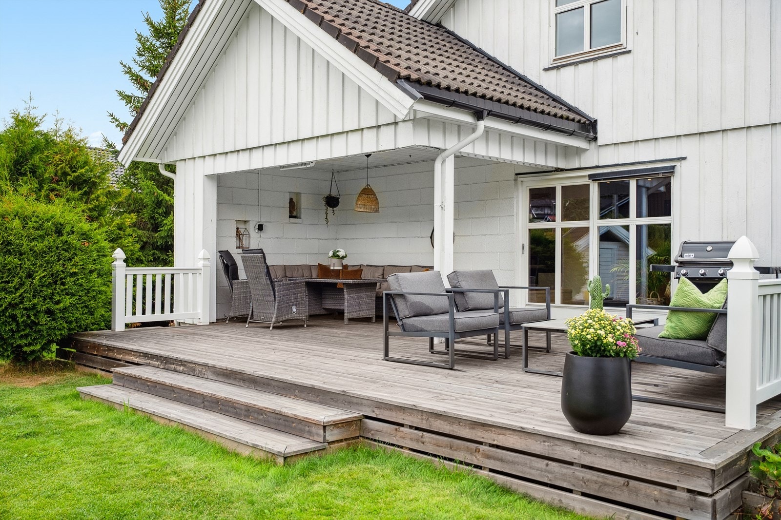 Fra stuen er det direkte utgang til en romslig og delvis overbygd terrasse på 50 kvm. Galleribilde