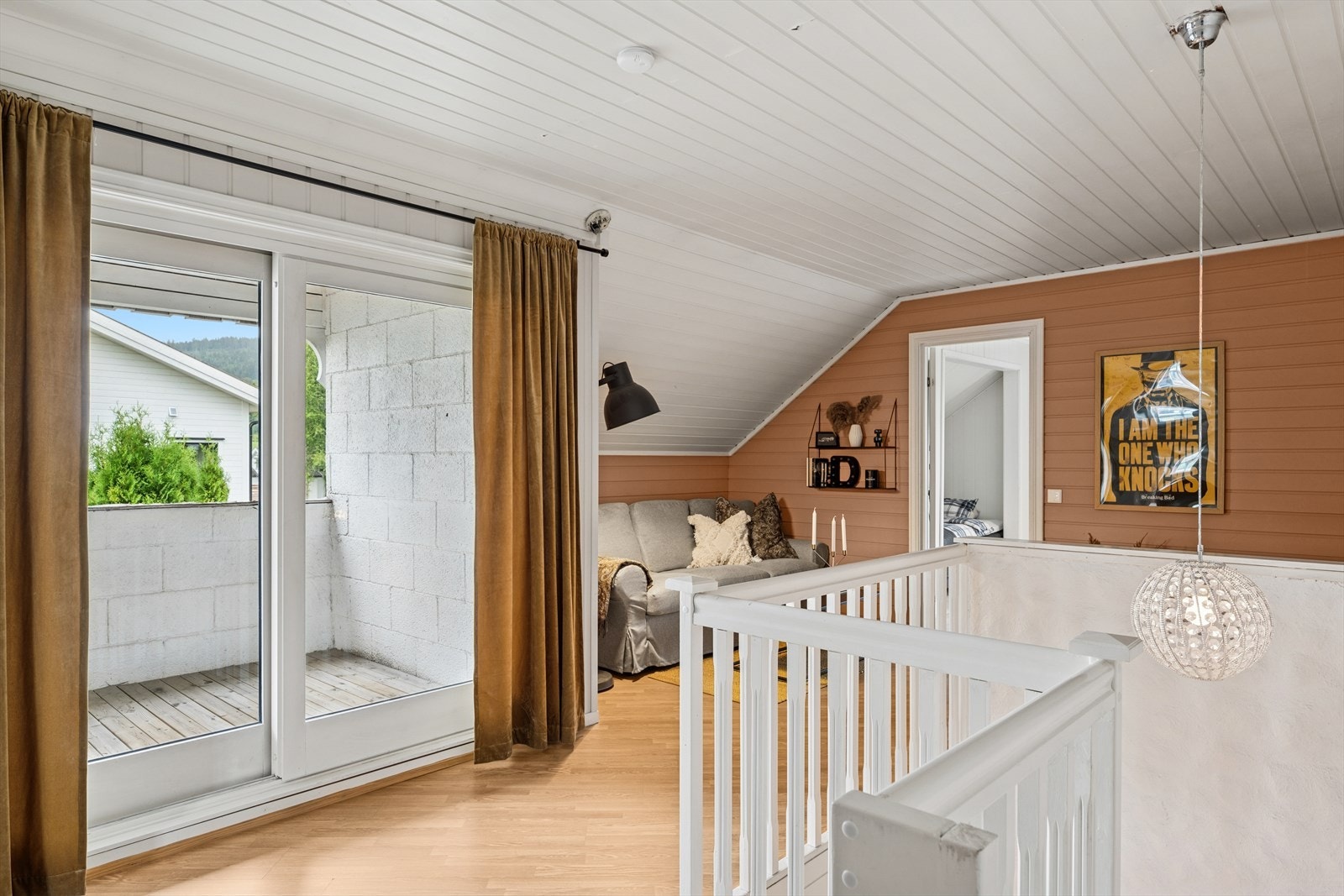 Loftstue med utgang til balkong! Galleribilde
