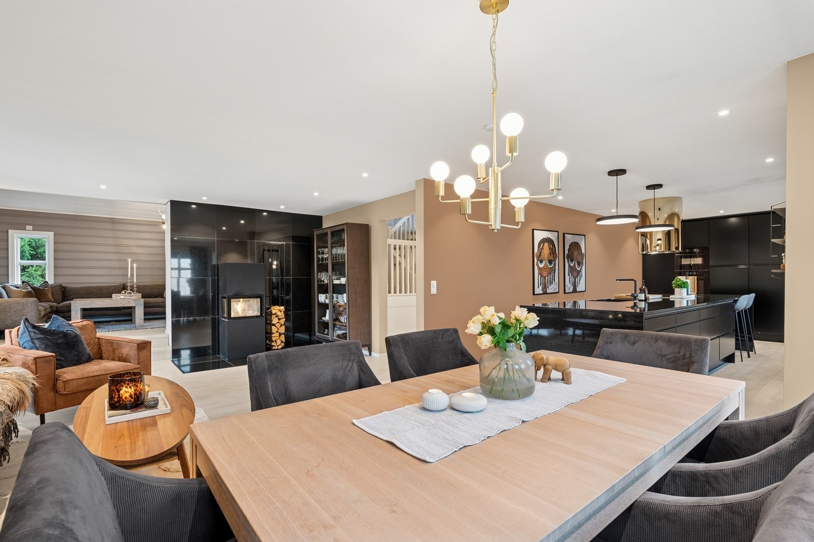 I taket er det en lekker kombinasjon av innfelte downlights og taklamper. Galleribilde