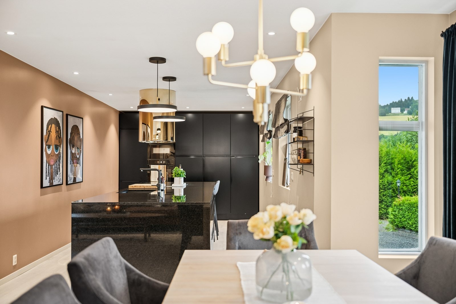 Lekkert, moderne kjøkken med svarte fronter og eksklusive materialvalg. Galleribilde