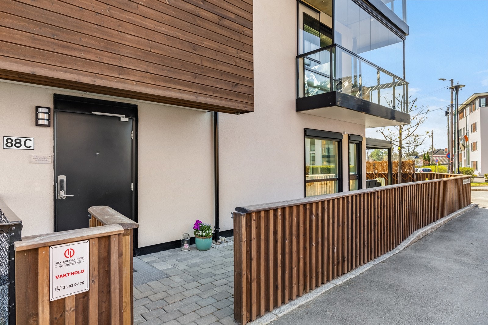 Egen inngangsdør til leiligheten med trappefri adkomst | Smartlås på inngangsdør Galleribilde