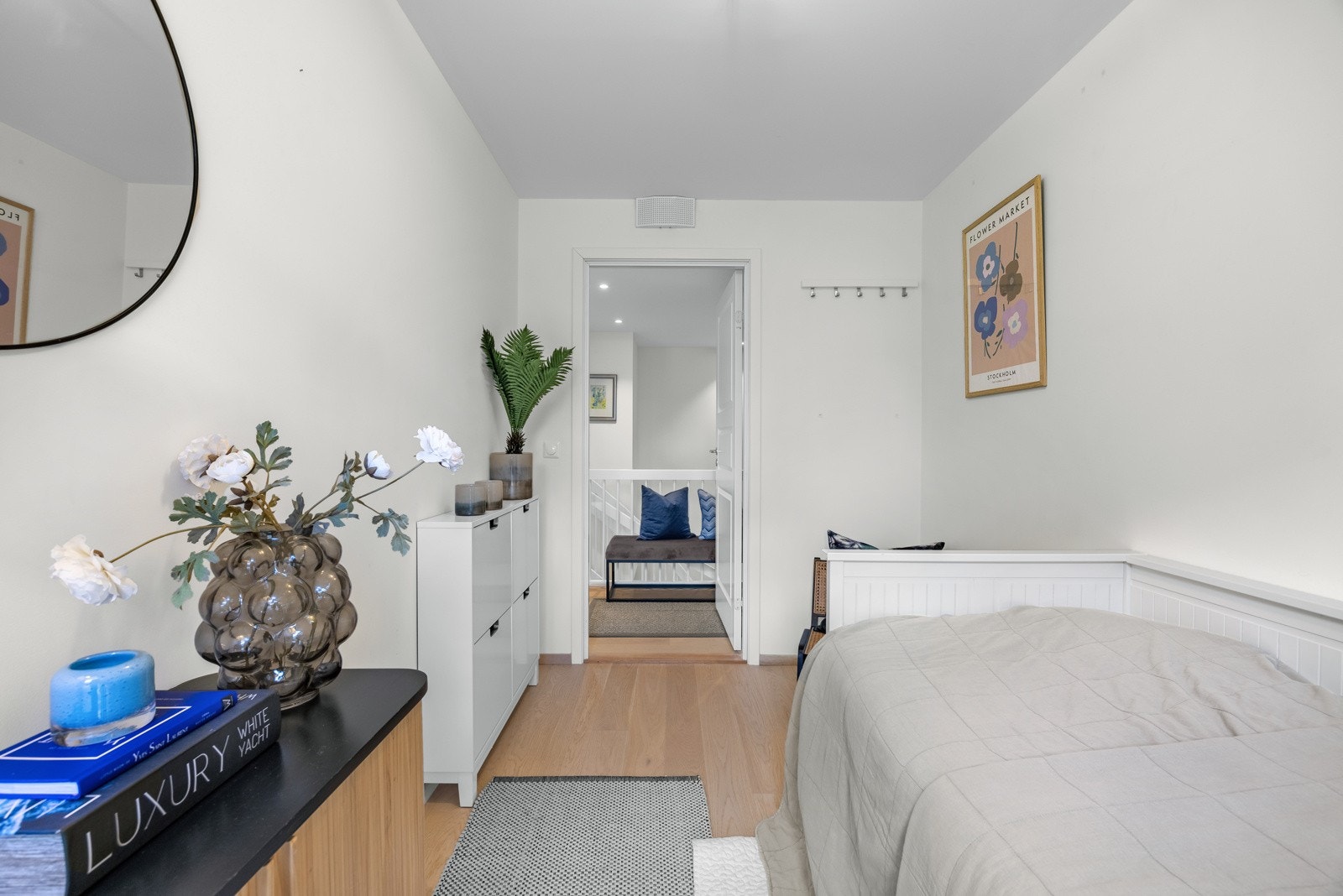 Soverom 2 | Plass til seng, garderobeskap og kommode Galleribilde