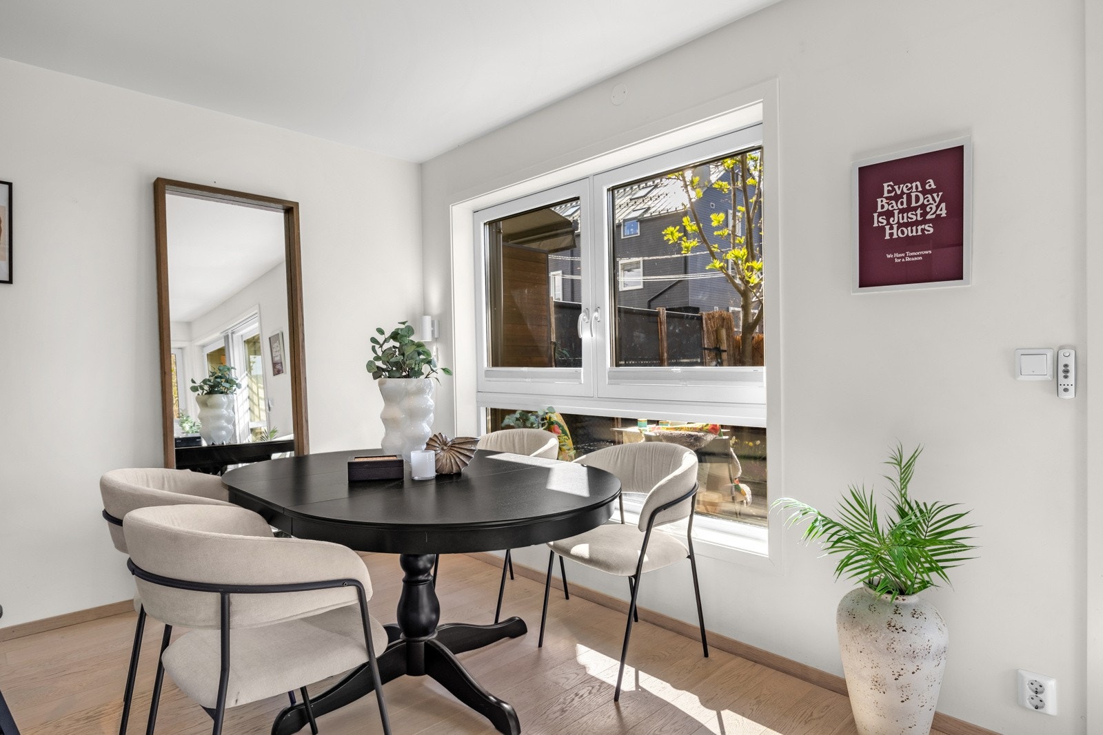 Naturlig plass til spisebord rett ved kjøkkenet Galleribilde