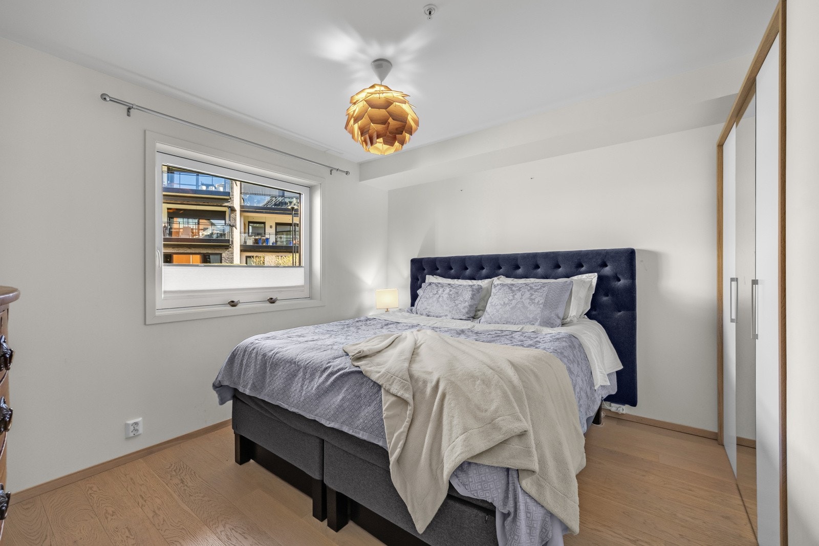 Soverom 1 | God plass til dobbeltseng, garderobeskap og kommode Galleribilde