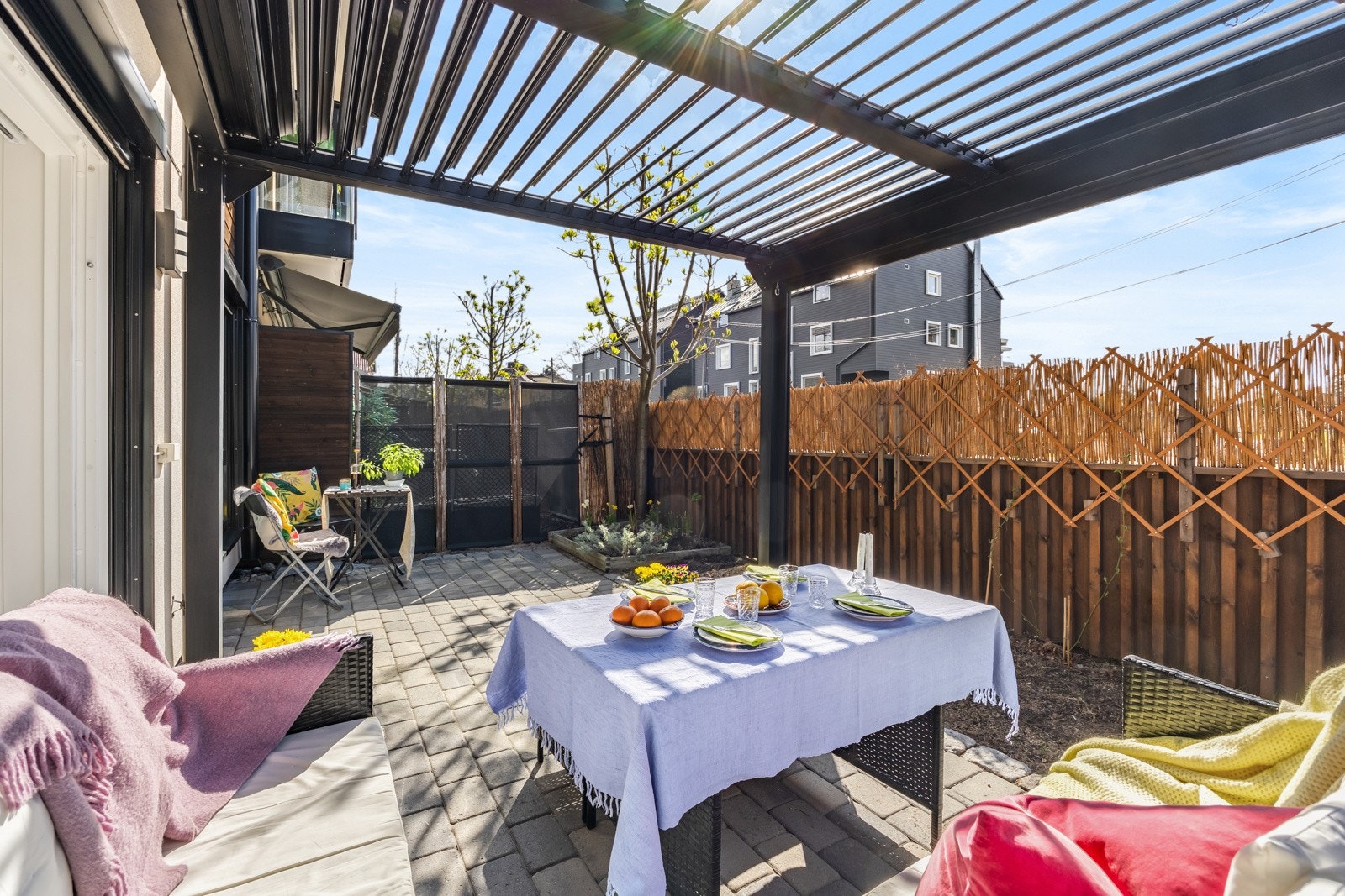 Uteplassen er godt skjermet fra Kongsveien | Taket på pergoalen kan åpnes og lukkes Galleribilde