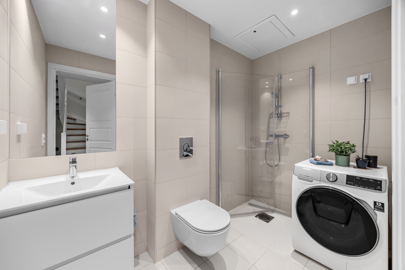 Bad 2 i kjelleren med varmekabler og opplegg til vaskemaskin og tørketrommel Galleribilde