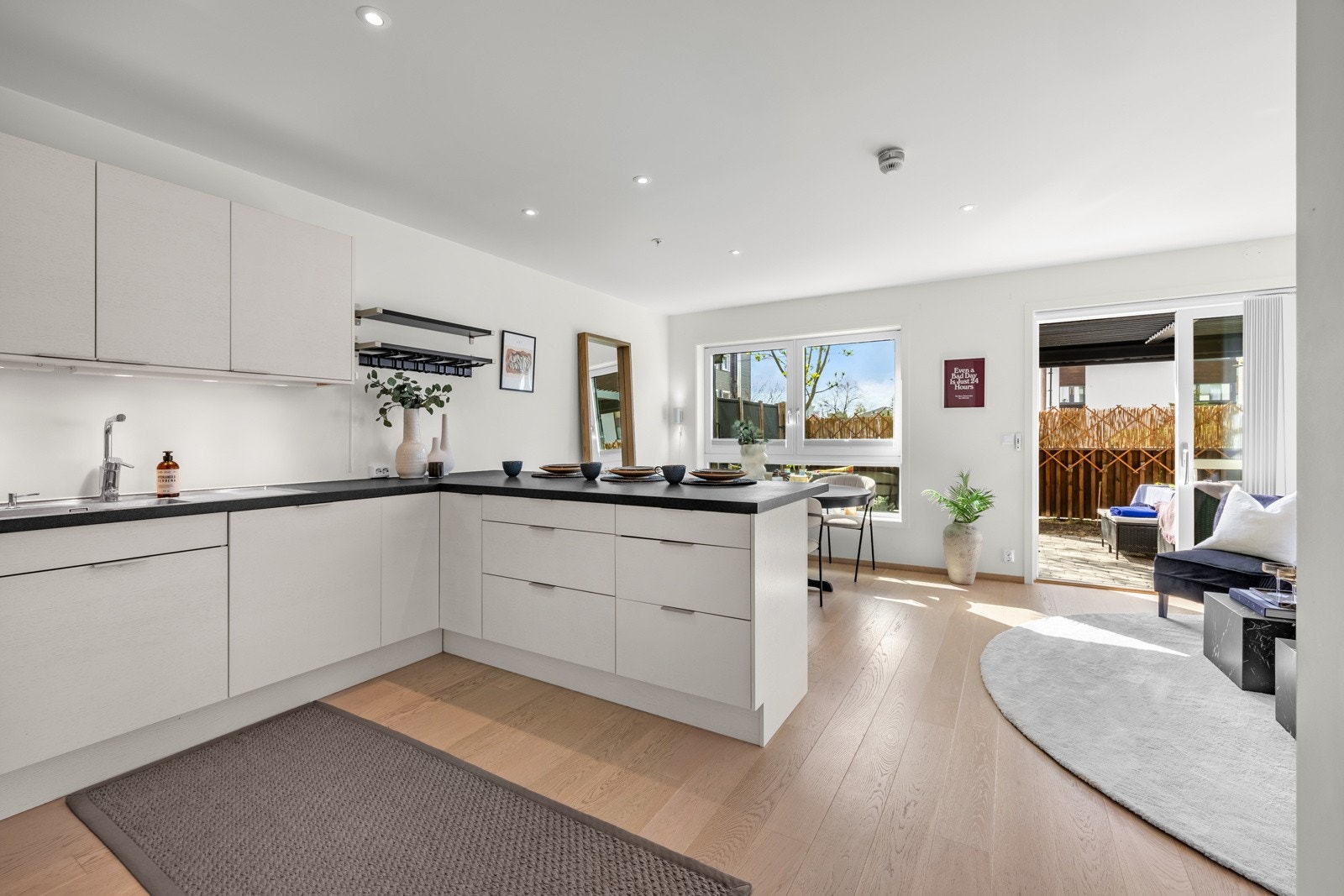 Delvis åpen stue/kjøkken løsning | Stuen har store vindusflater som gir rikelig med naturlig lys Galleribilde