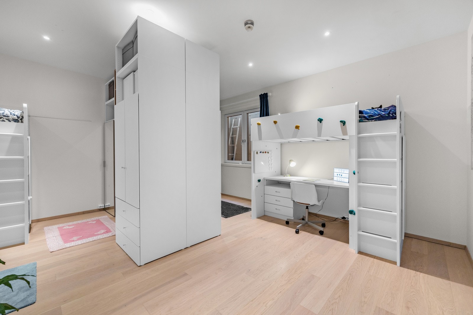 Velkommen ned i kjelleren | Stort kjellerrom med 1-stavs eikeparkett og vannbåren gulvvarme (Ikke godkjent til varig opphold) Galleribilde