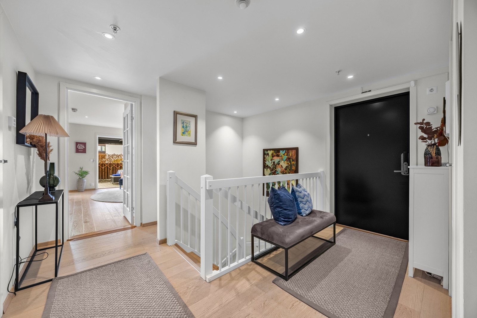 Romslig entré/gang i 1.etg | Utstrakt bruk av downlights i leiligheten Galleribilde