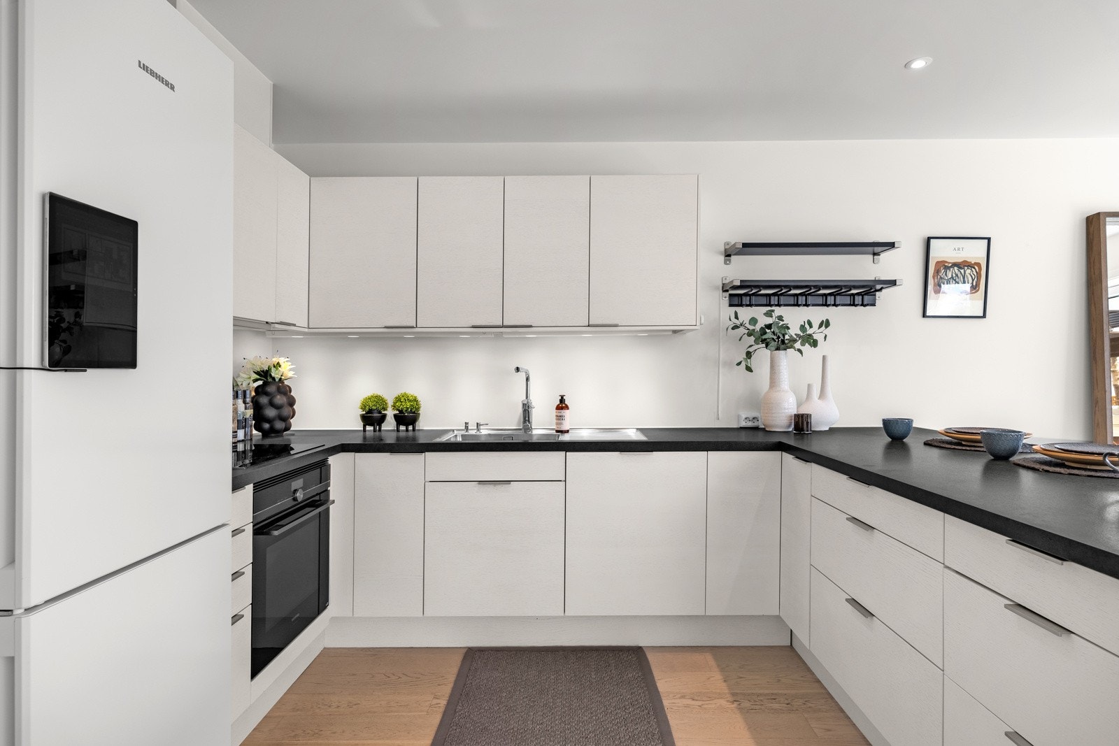 Delikat og romslig Sigdal kjøkken med integrerte hvitevarer Galleribilde