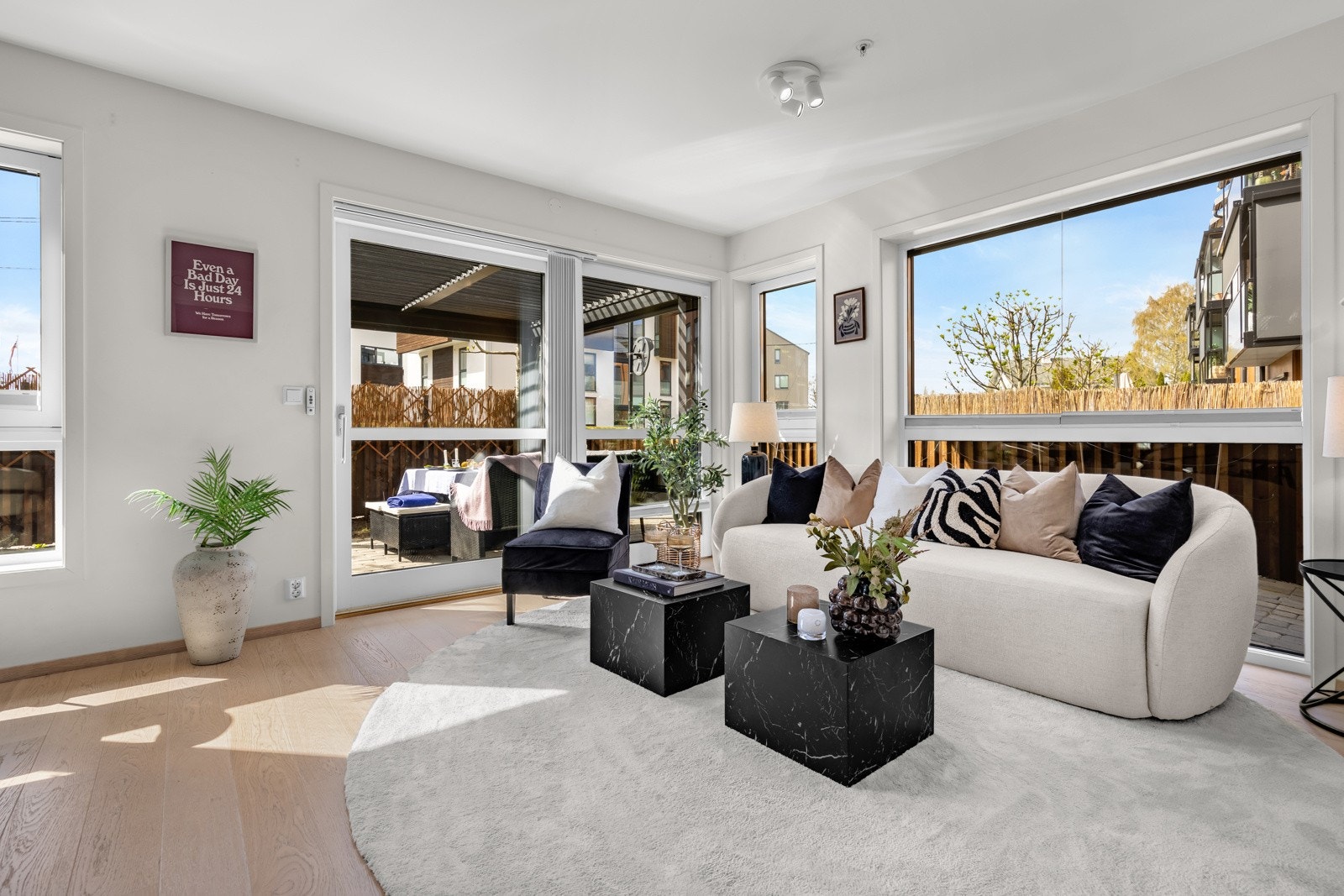 Hjørneleiligheten er stor og luftig med en praktisk planløsning | Fellesutgiftene inkluderer bl.a. á-konto fyring (gulvvarme), varmtvann og fibernett Galleribilde