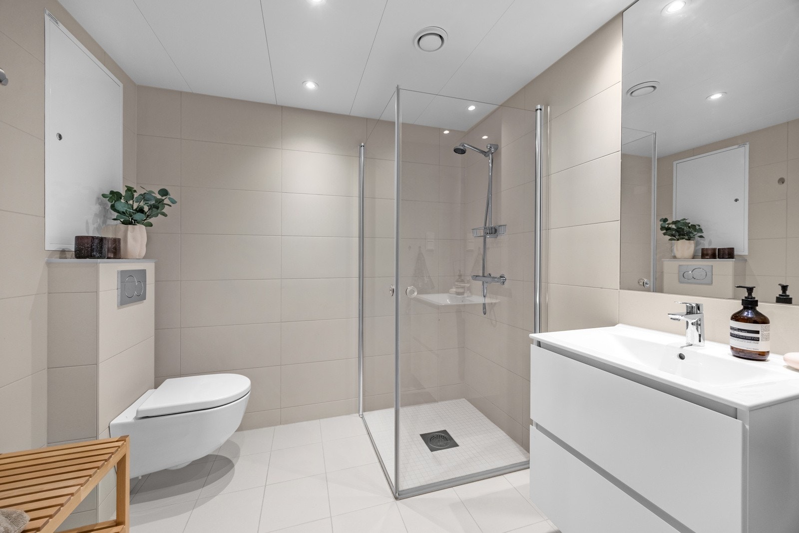 Bad 1 | Delikat og romslig bad med varmekabler Galleribilde