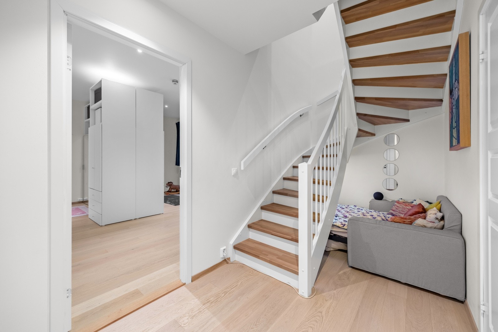 Tilgang til kjeller via trapperom i leiligheten, samt egen inngangsdør via fellesareal Galleribilde