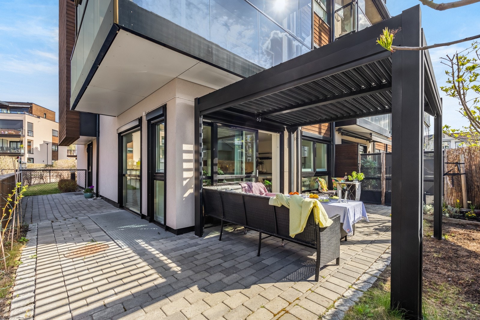 Fra stuen er det utgang til den syd-/vestvendt markterrassen på 40 m² med pergola Galleribilde