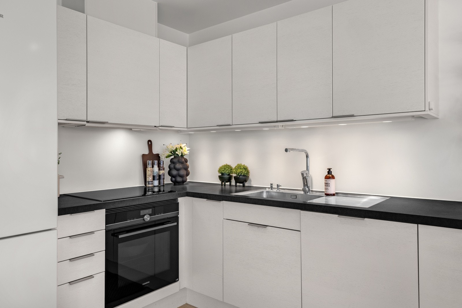 Integrert stekeovn, platetopp og oppvaskmaskin | Plass til frittstående kjøleskap Galleribilde