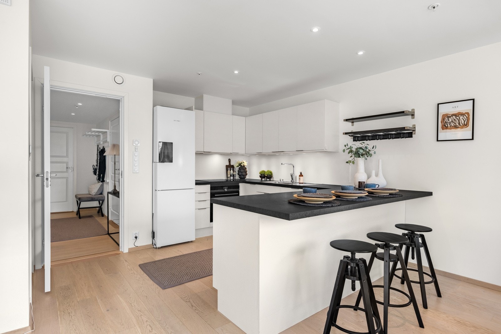 Sosialt kjøkken med bar-løsning Galleribilde