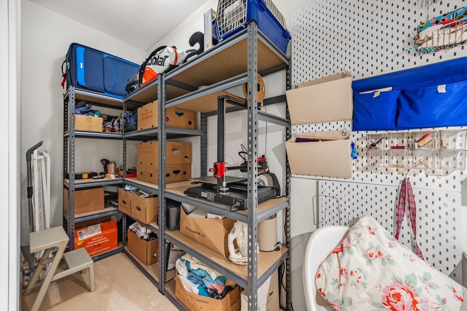 Innvendig romslig bod i kjeller på ca. 5 kvm Galleribilde