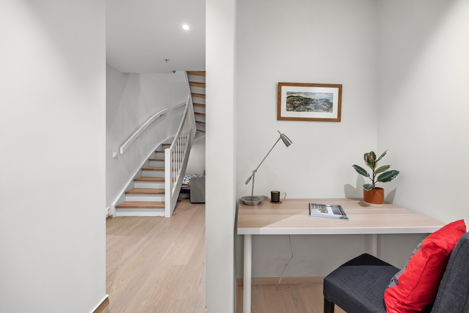 Romslig gang i kjeller med naturlig palss til hjemmekontor Galleribilde