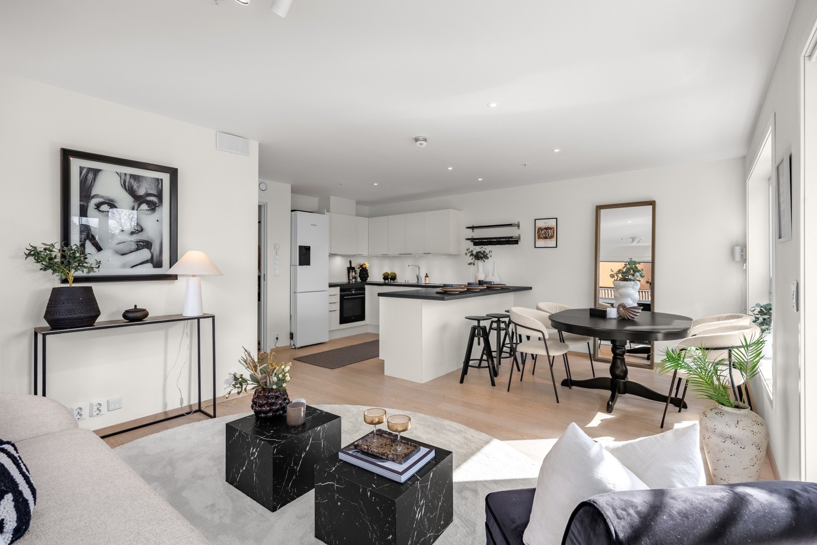 Romslig stue med plass til spisebord og sofagruppe Galleribilde