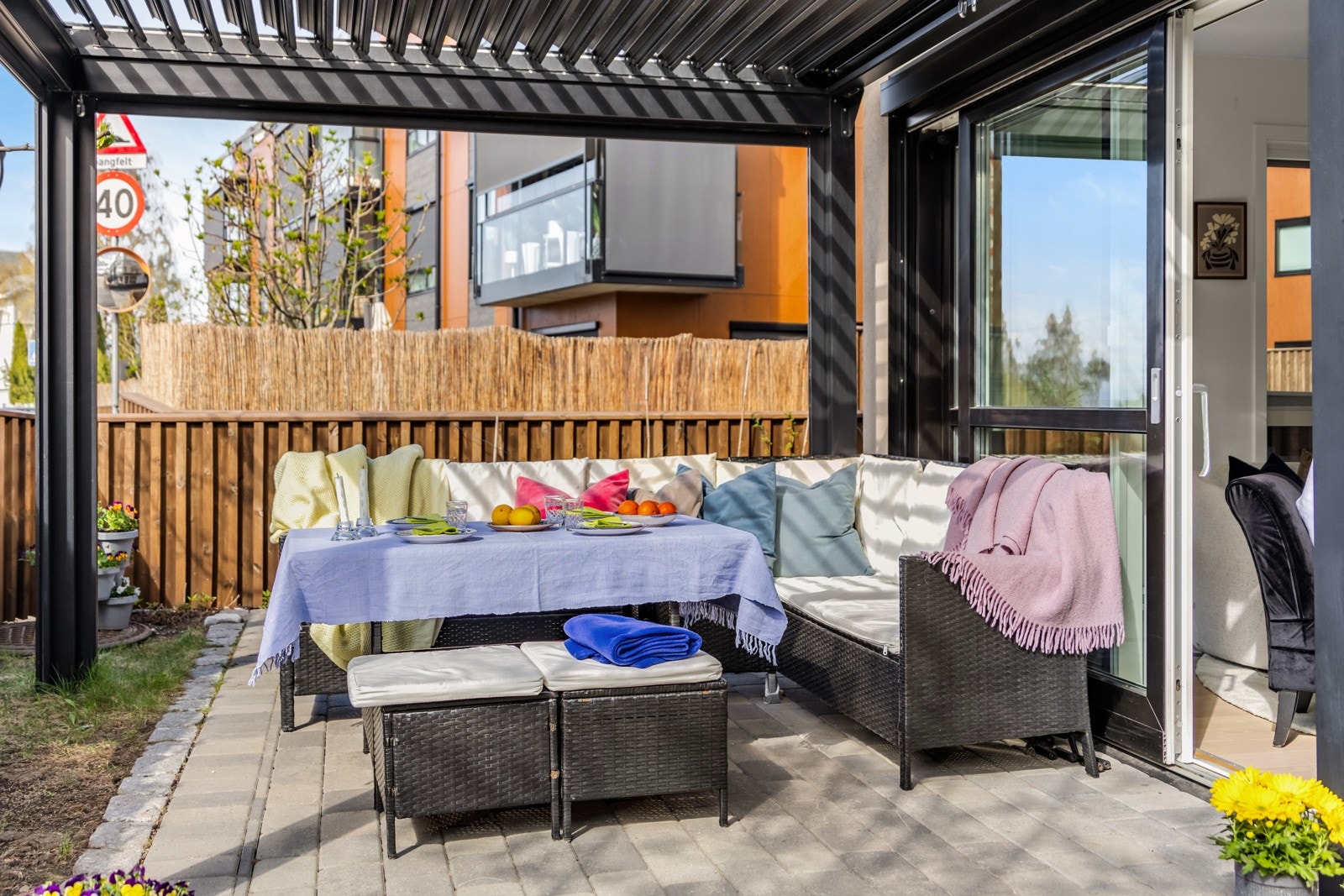 Markterrassen strekker seg rundt hjørnet på leiligheten og har meget gode solforhold Galleribilde