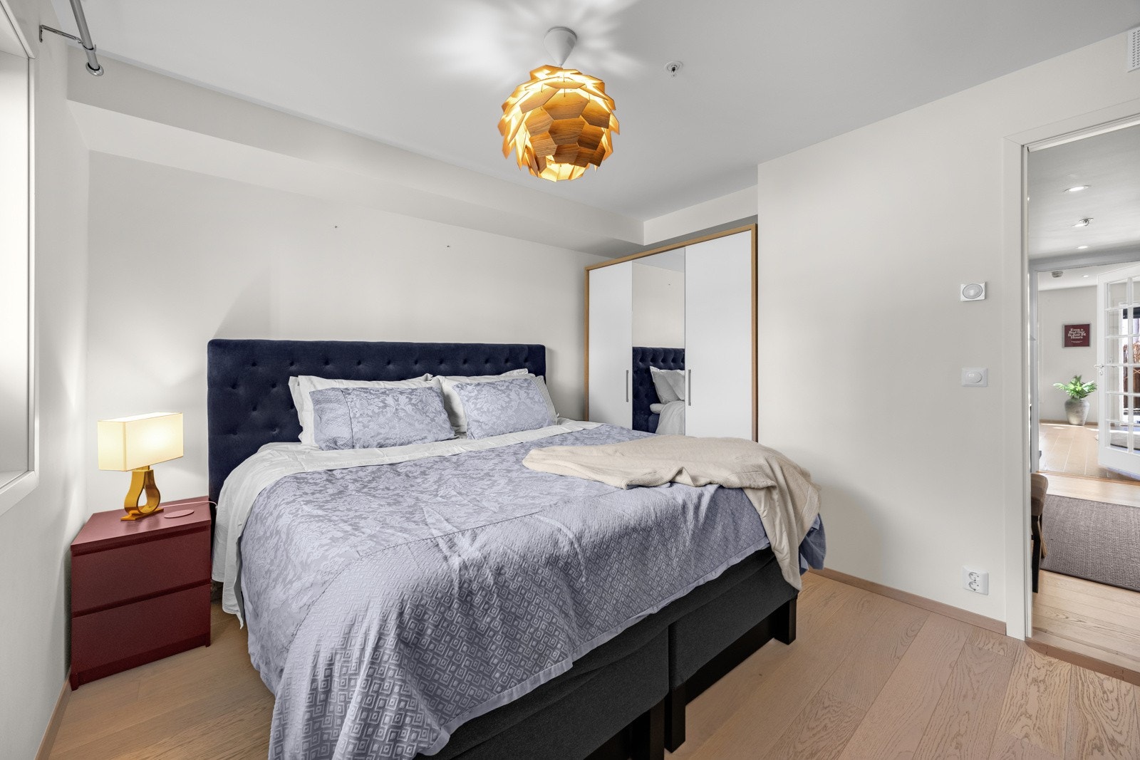 Soverom 1 | God plass til dobbeltseng, garderobeskap og kommode Galleribilde