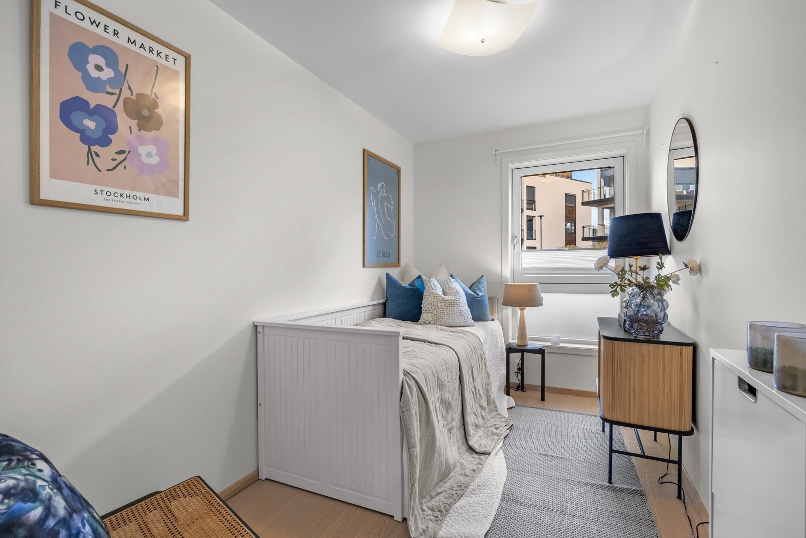 Soverom 2 | Plass til seng, garderobeskap og kommode Galleribilde