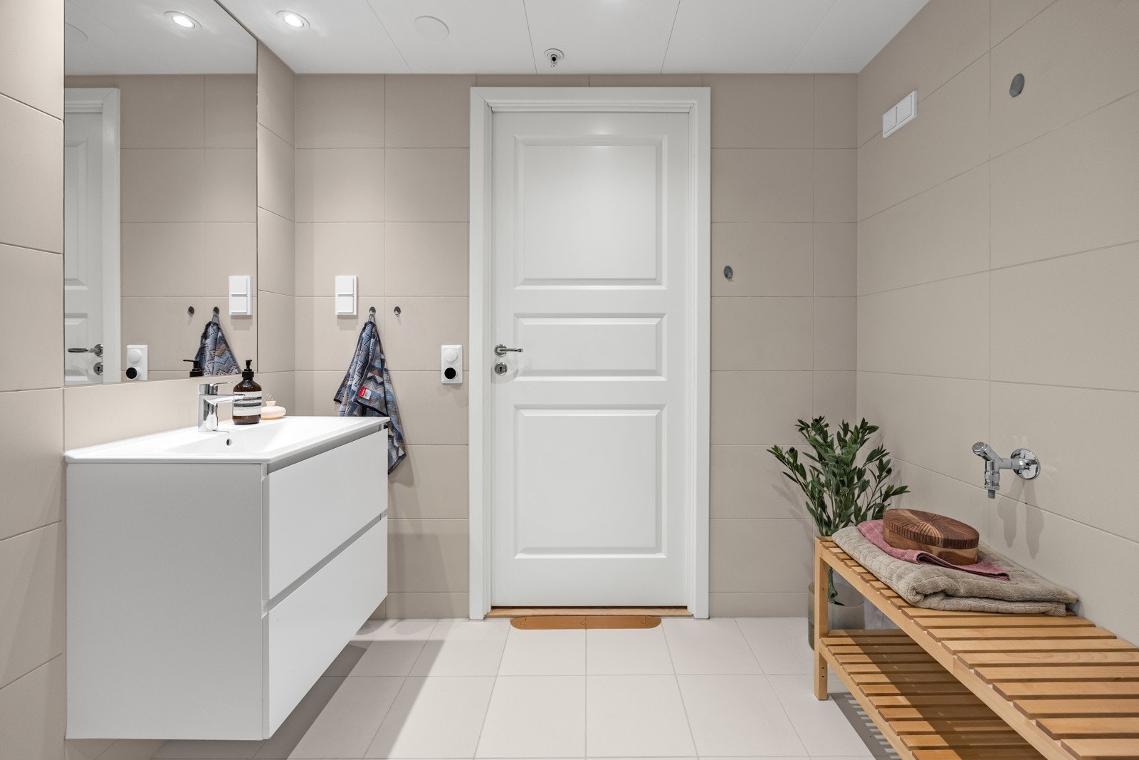 Bad 1 | Begge badene har opplegg til vaskemaskin og tørketrommel Galleribilde