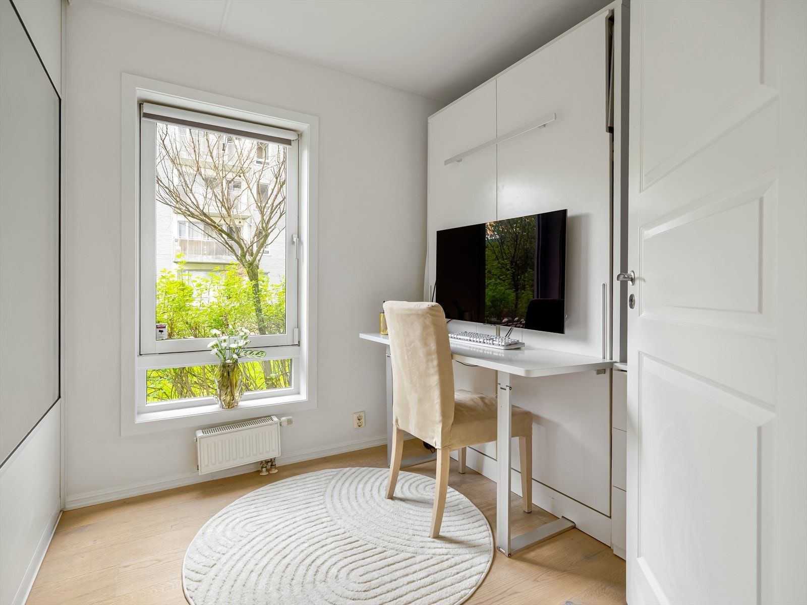 Soverom 2 er et svært praktisk rom som både fungerer som kontor og soverom. Galleribilde