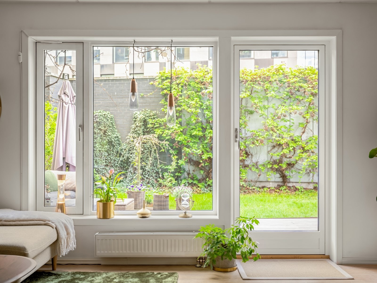 Fra stuen har du tilgang til terassen og hagen. Galleribilde