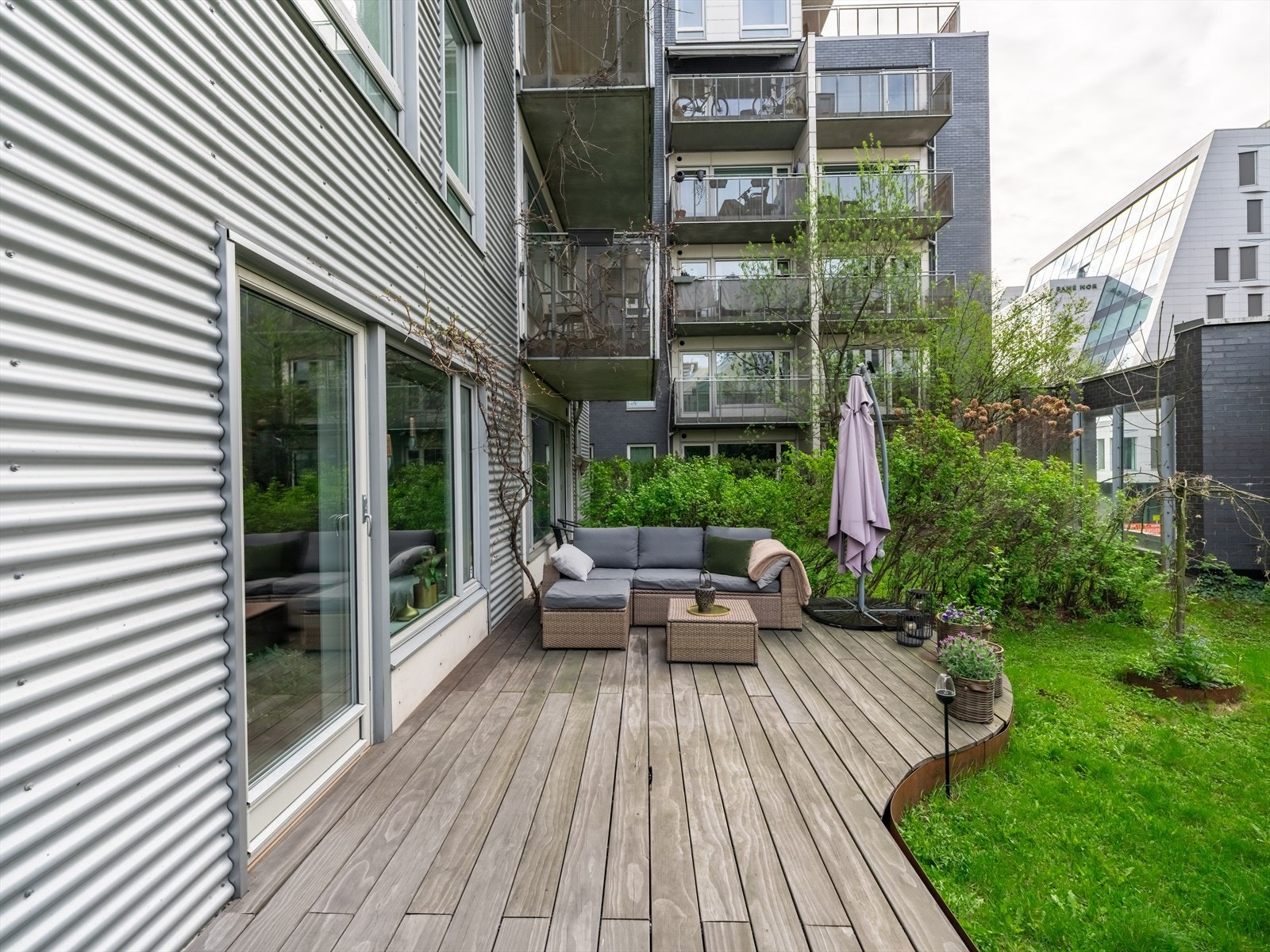 Boligens store terrasse kan enkelt innredes med utemøbler etter eget ønske og behov. Galleribilde