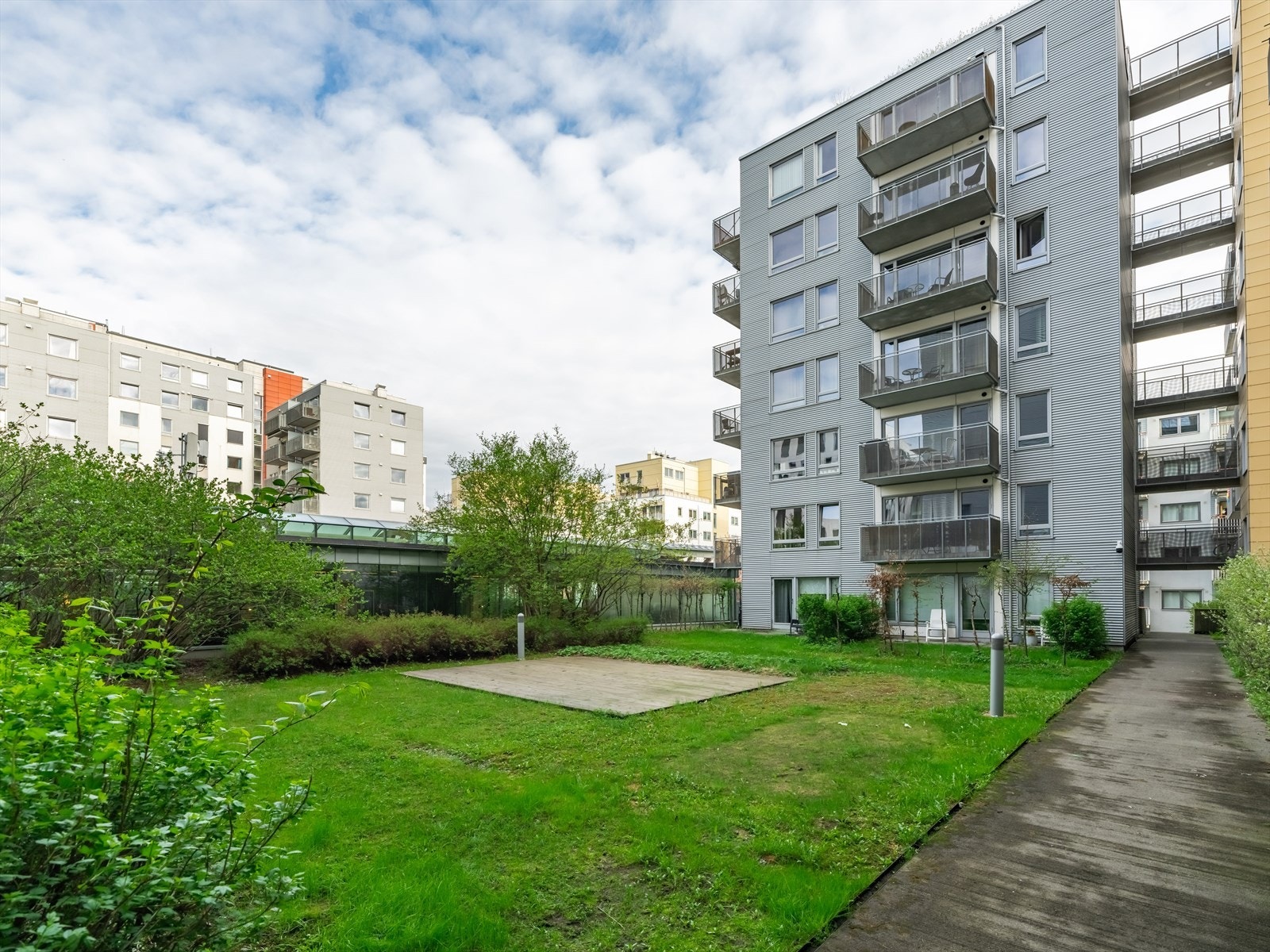 Området rundt sameiets bygg er grønt, pent og velholdt. Galleribilde