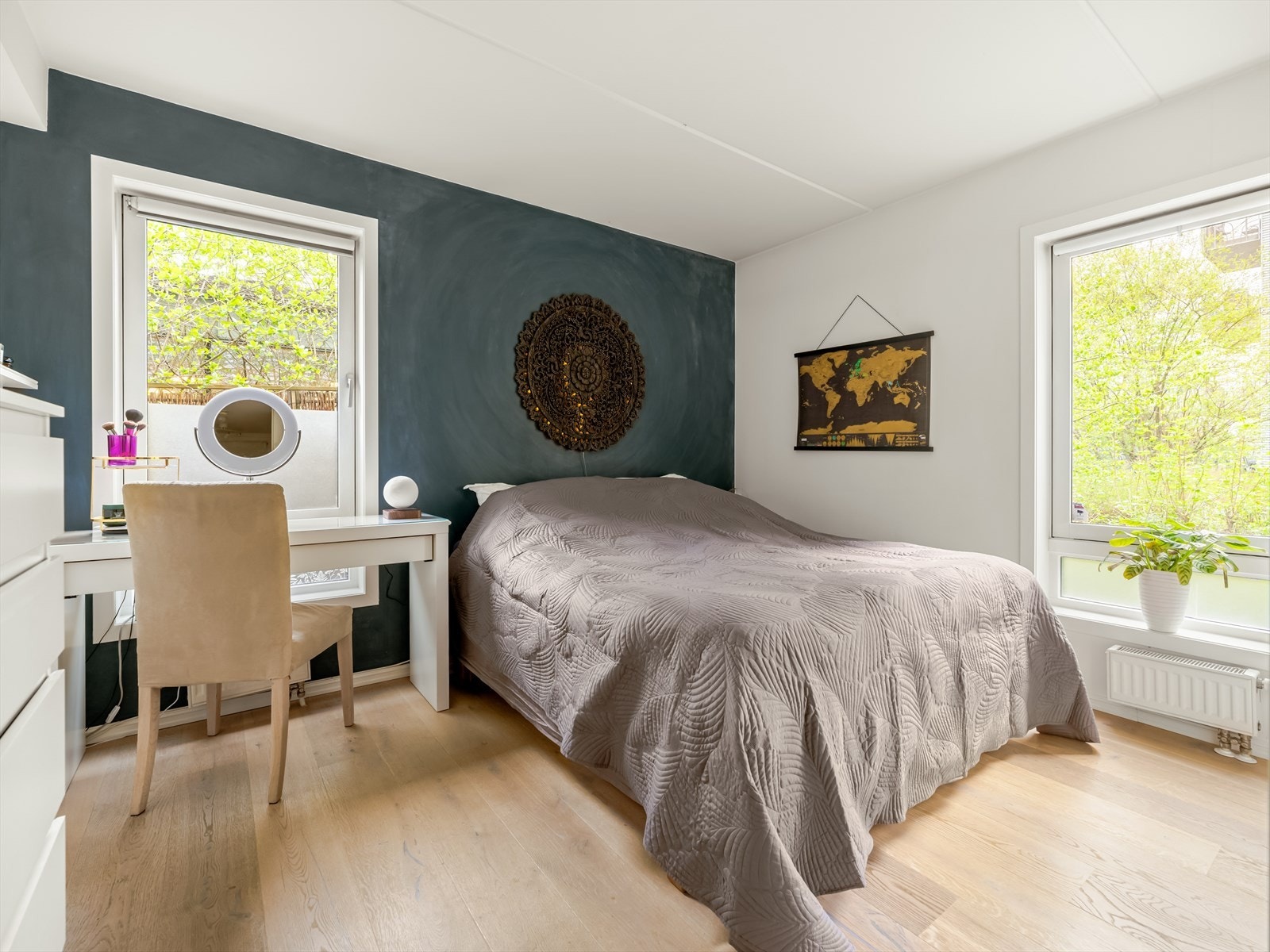 Soverom 1 er av god størrelse, med god plass til en stor dobbeltseng og øvrig møblement. Galleribilde