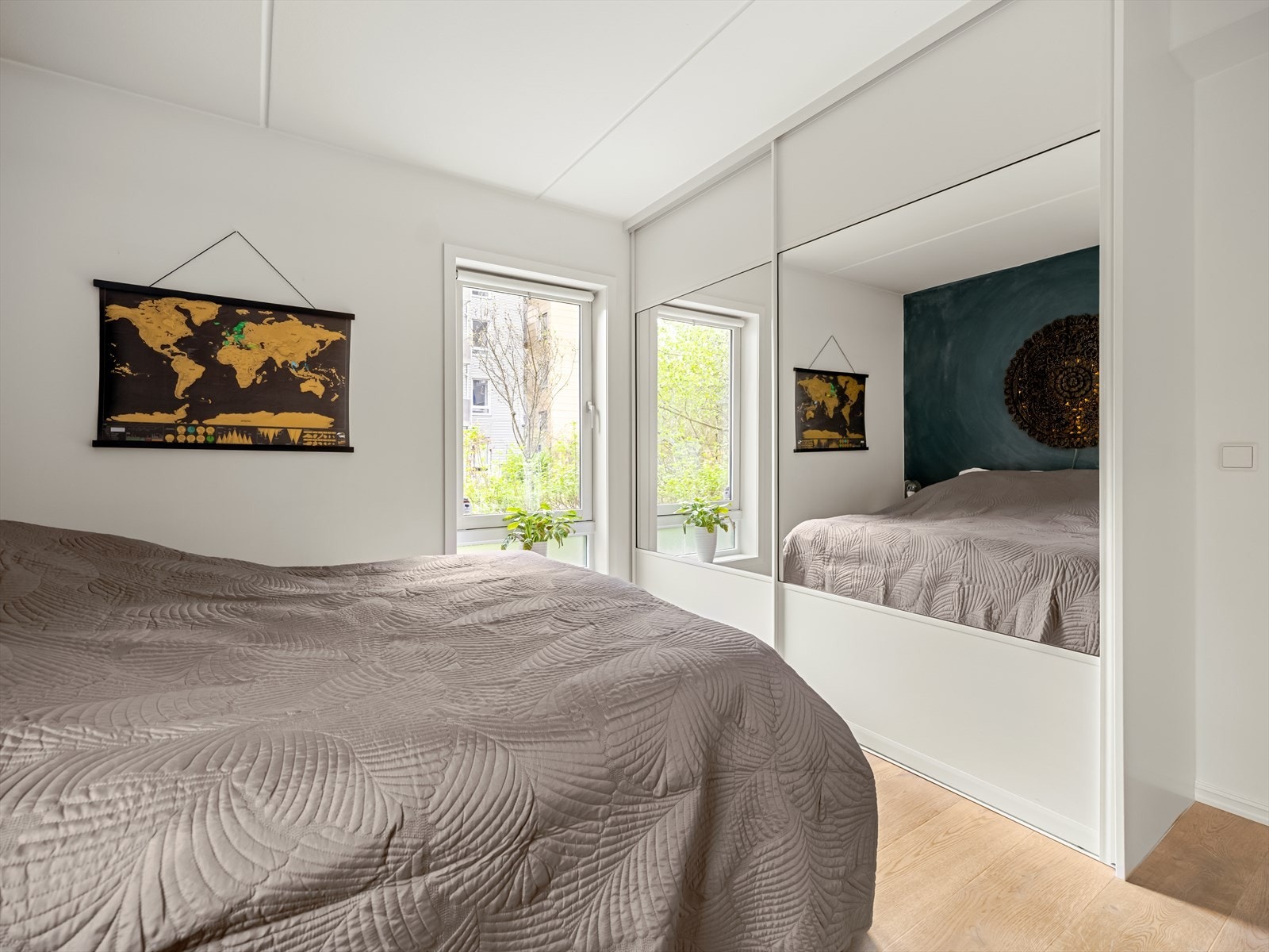 I denne store garderoben får du plass til alt av klær. Galleribilde