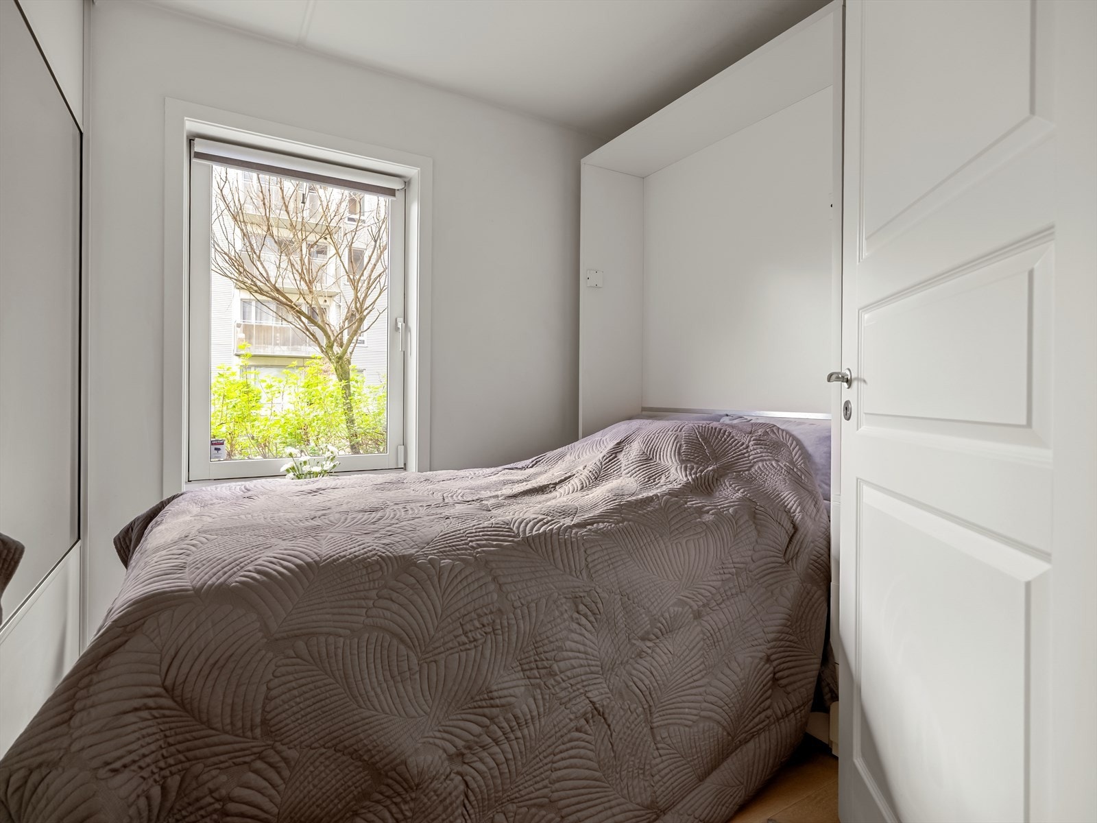 Sengen kan smart og enkelt slås ned og skjules stående på veggen. Galleribilde