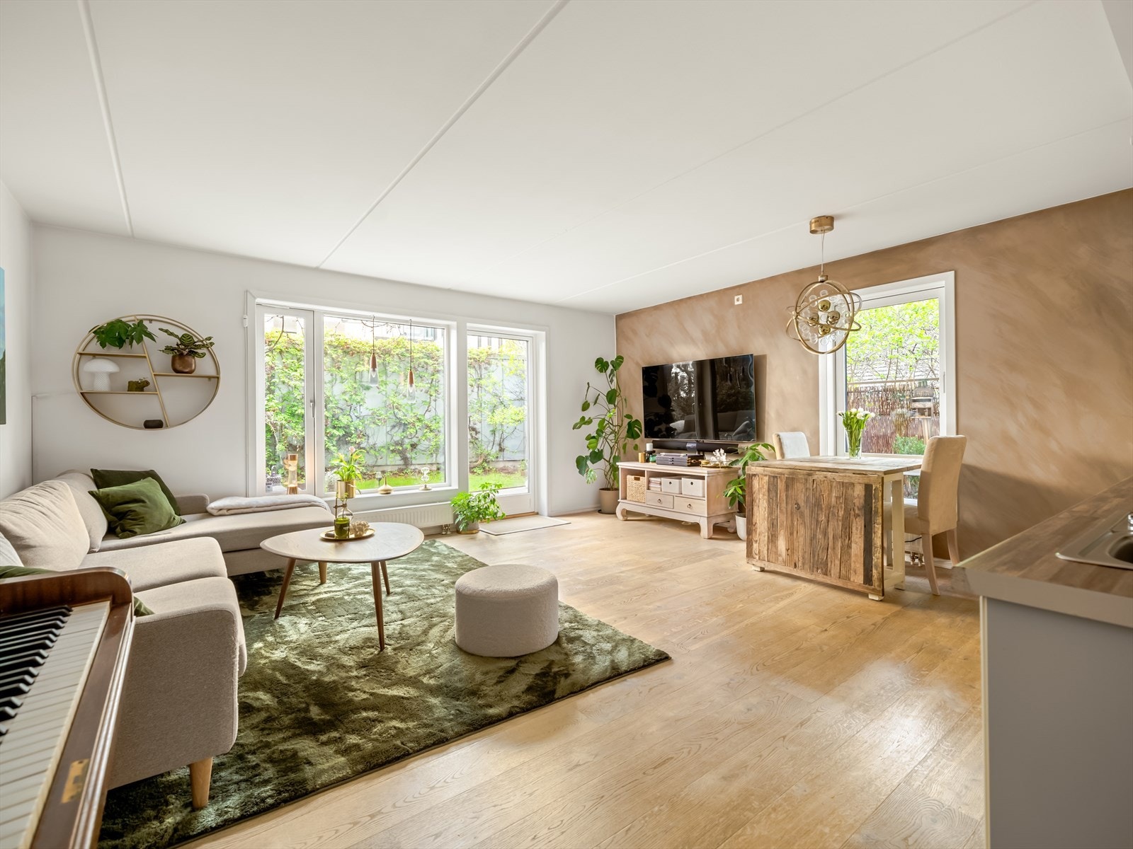 Innbydende og åpen stue med god plass til sofagruppe, TV-møblement og spisebord. Galleribilde