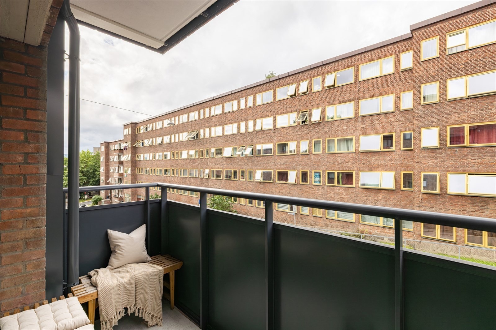 Balkongen er ca. 4 kvm med plass til sitteplasser og bord. Galleribilde