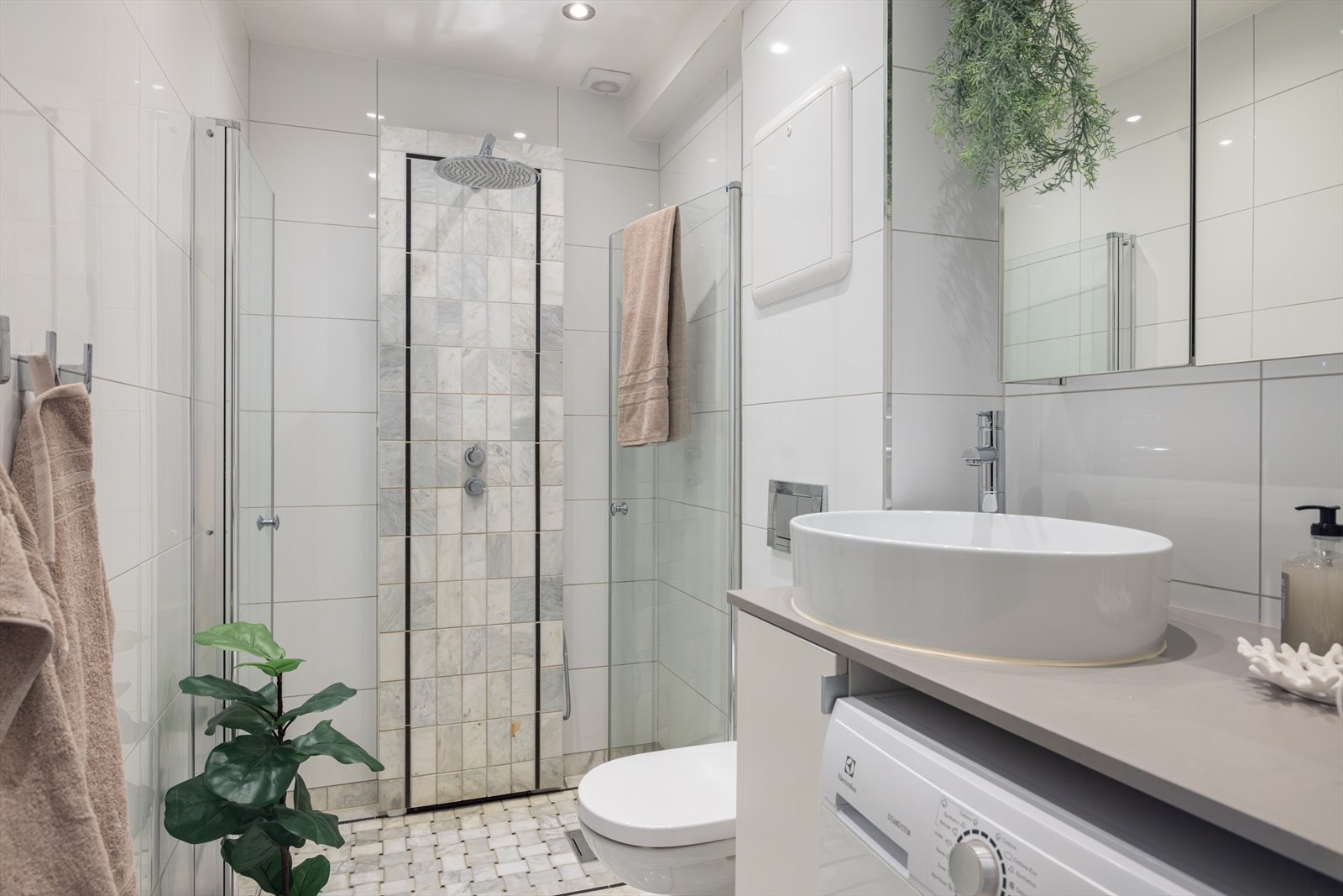 Lekkert, flislagt bad med gulvvarme og opplegg til vaskemaskin. Galleribilde