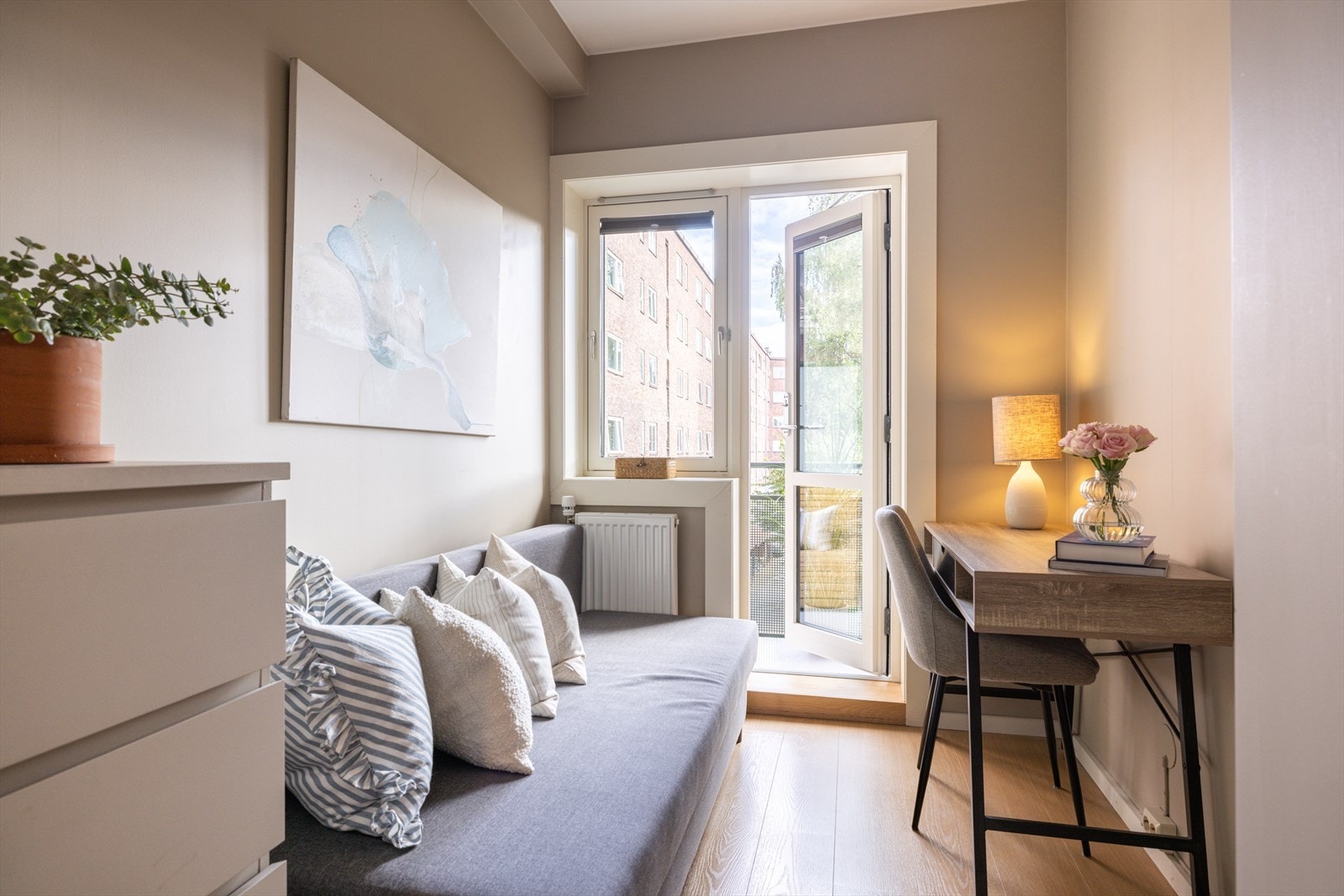 Soverom 2 med utgang til balkong (ny i 2024) som vender mot bakgård. Galleribilde