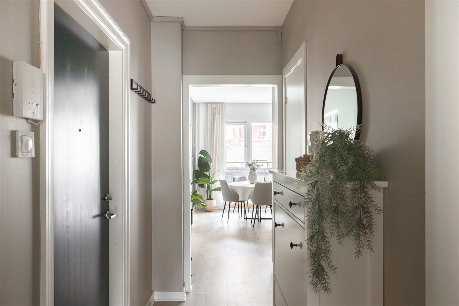 Innbydende entré med plass til å henge fra seg yttertøy og oppbevaring av sko. Galleribilde