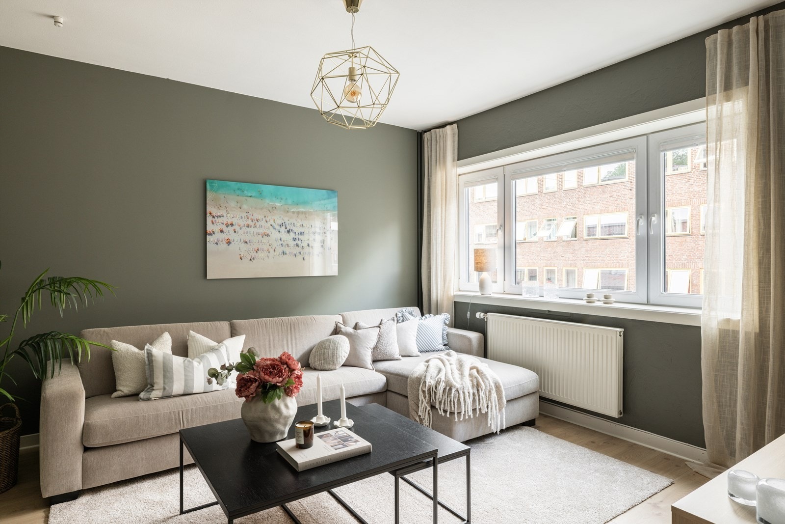 Her er det også store vindusflater som slipper inn rikelig med naturlig lys. Galleribilde