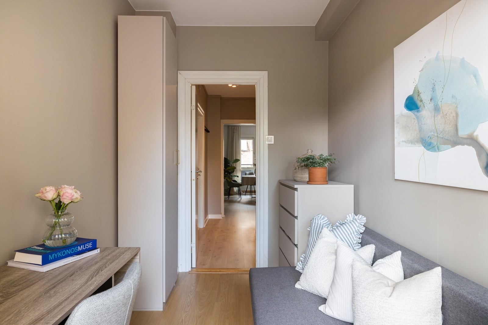 Her er det plass til sovesofa/seng, skrivebord og oppbevaring. Galleribilde