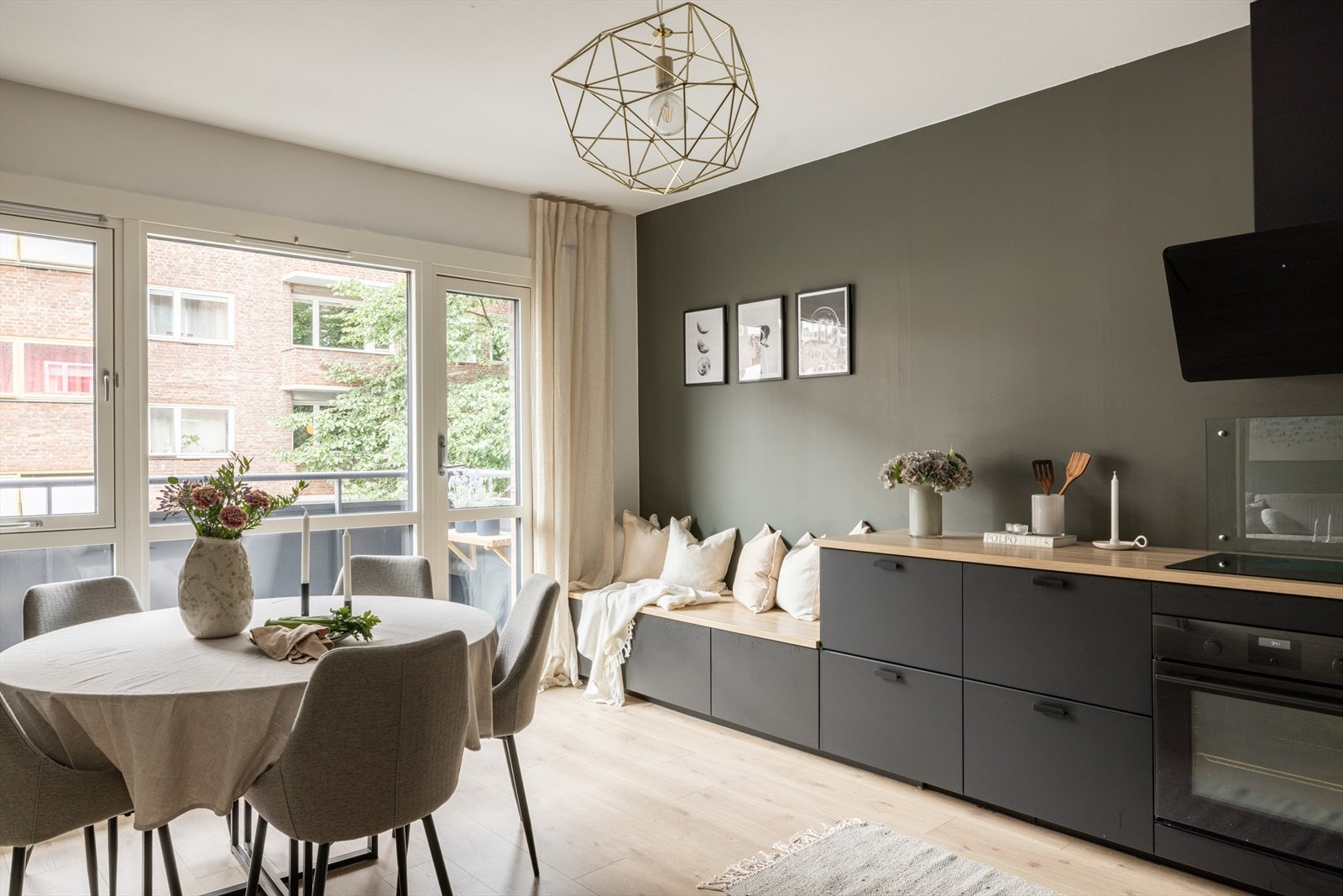 Meget sosialt rom med tilpasset sittebenk og plass til spisebord. Galleribilde