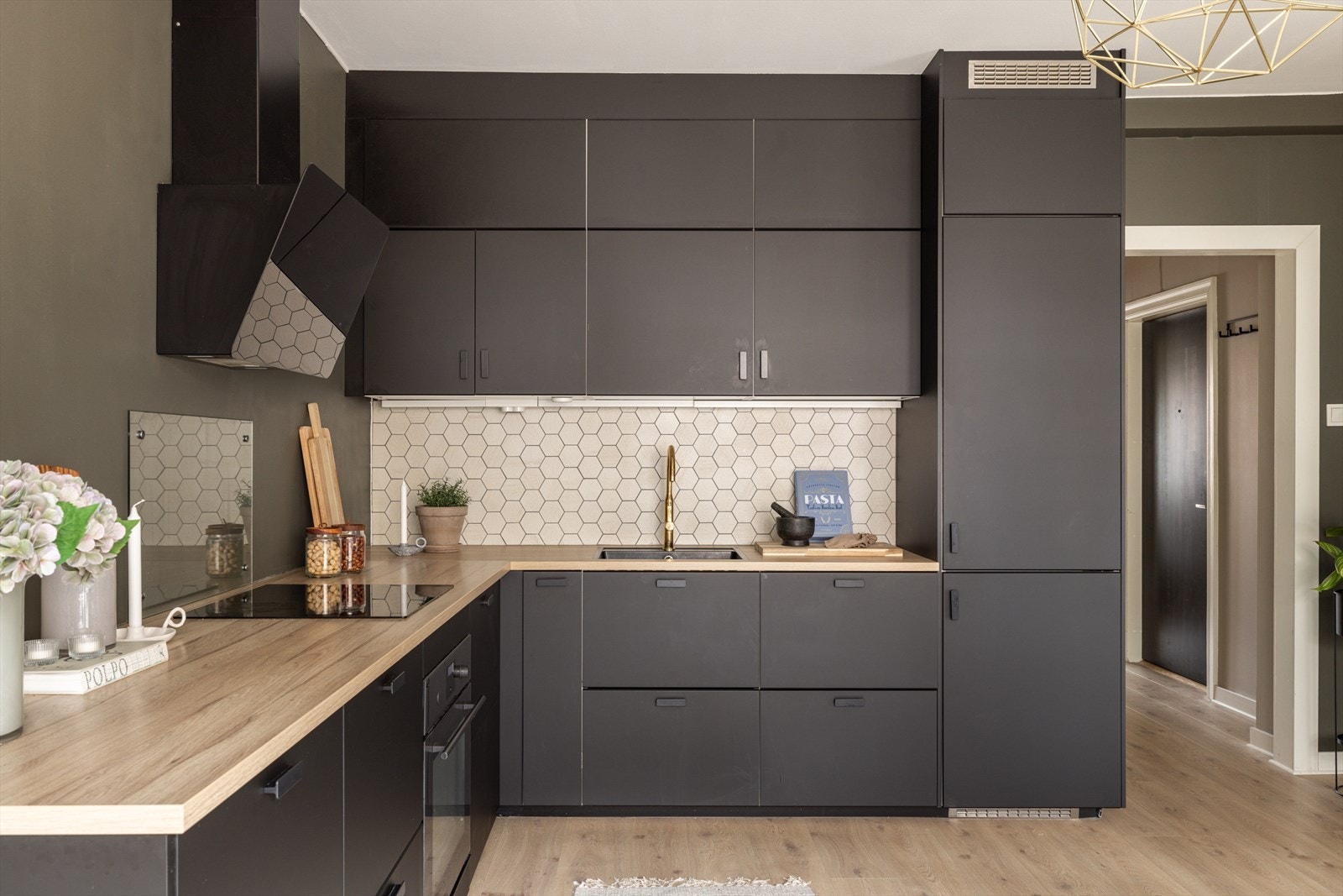 Funksjonelt og praktisk med mye oppbevaringsplass og store arbeidsflater. Galleribilde