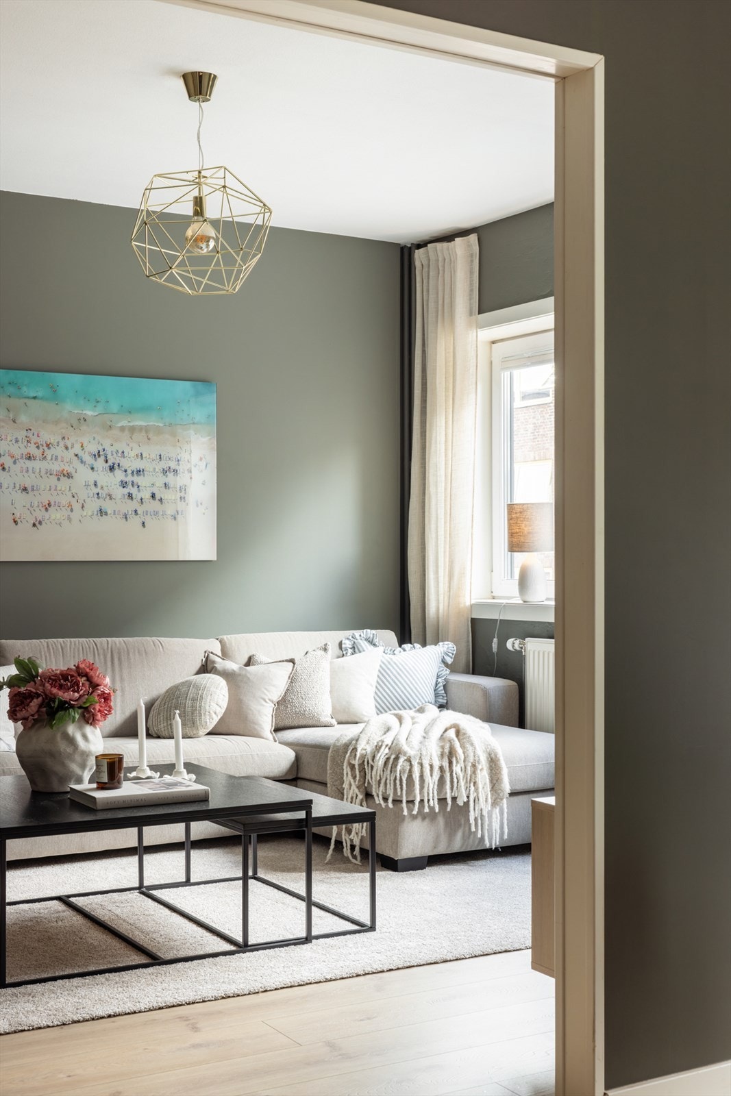 Likevel sosialt med en større åpning mellom kjøkkenet og stuen. Galleribilde