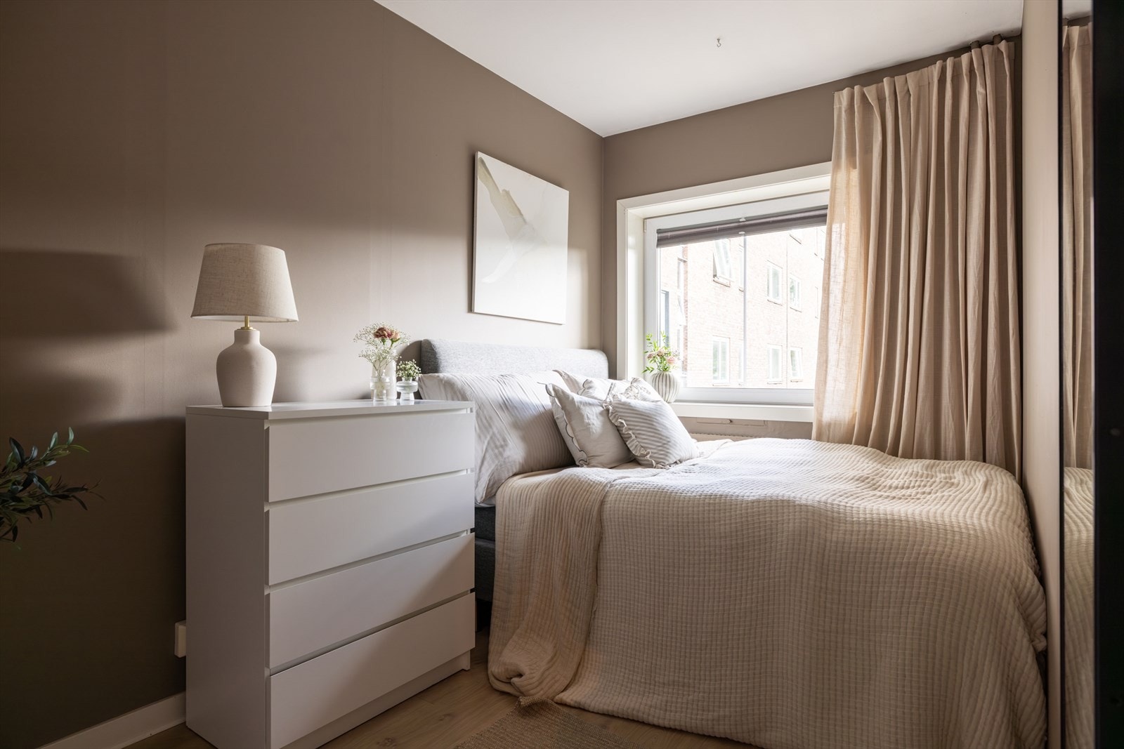 Lunt og delikat hovedsoverom med plass til stor dobbeltseng, nattbord og øvrig møblement. Galleribilde