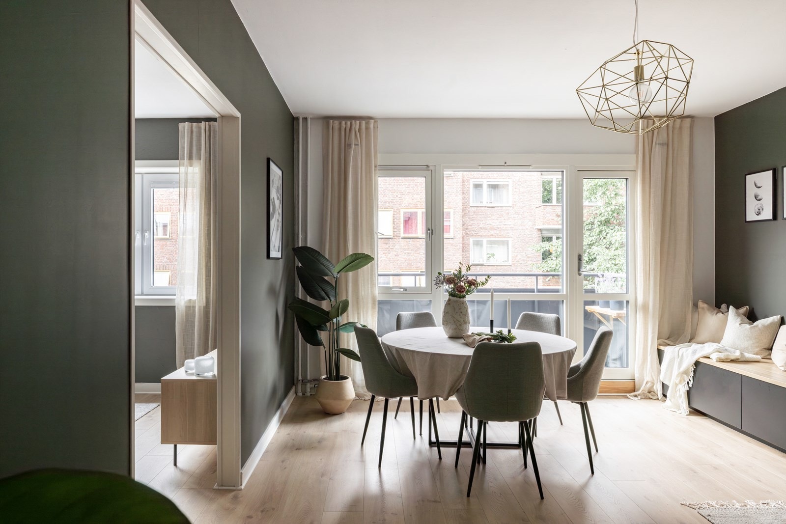 Ekstra takhøyde og store vindusflater sørger for gode lysforhold som sammen med lune fargevalg gir en behagelig atmosfære. Galleribilde