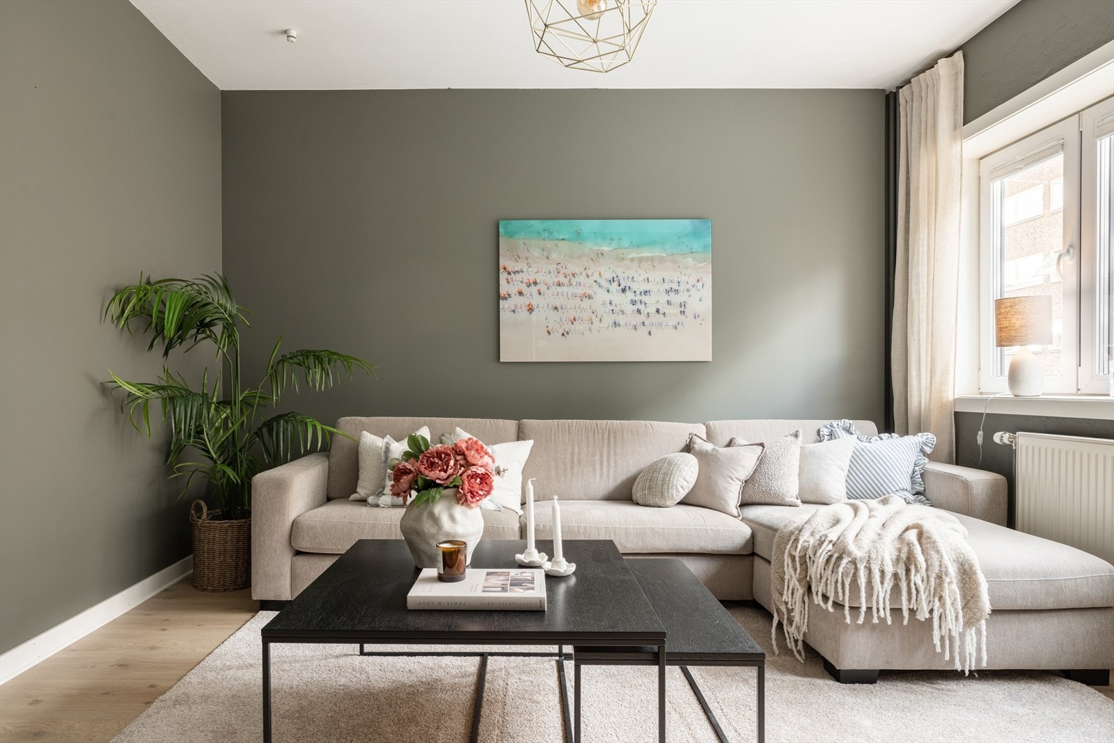 Her er det plass til en stor sofaseksjon. Galleribilde