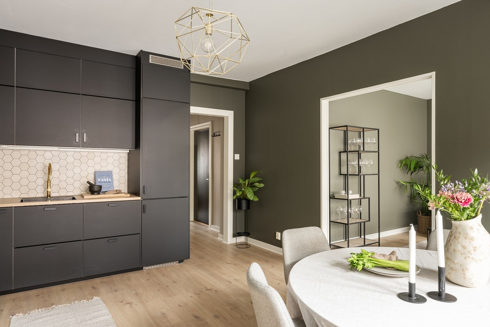 Det er delvis separat kjøkken og stue. Galleribilde