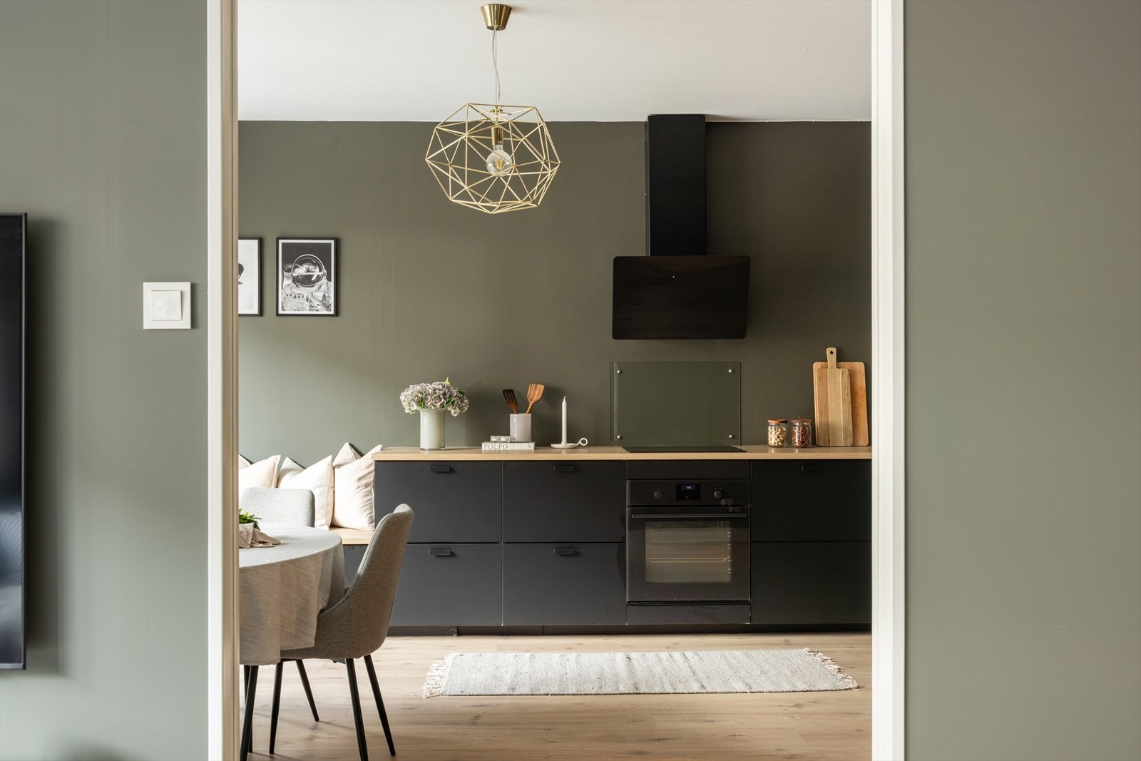 Leiligheten har et romslig og meget innbydende spisekjøkken. Galleribilde