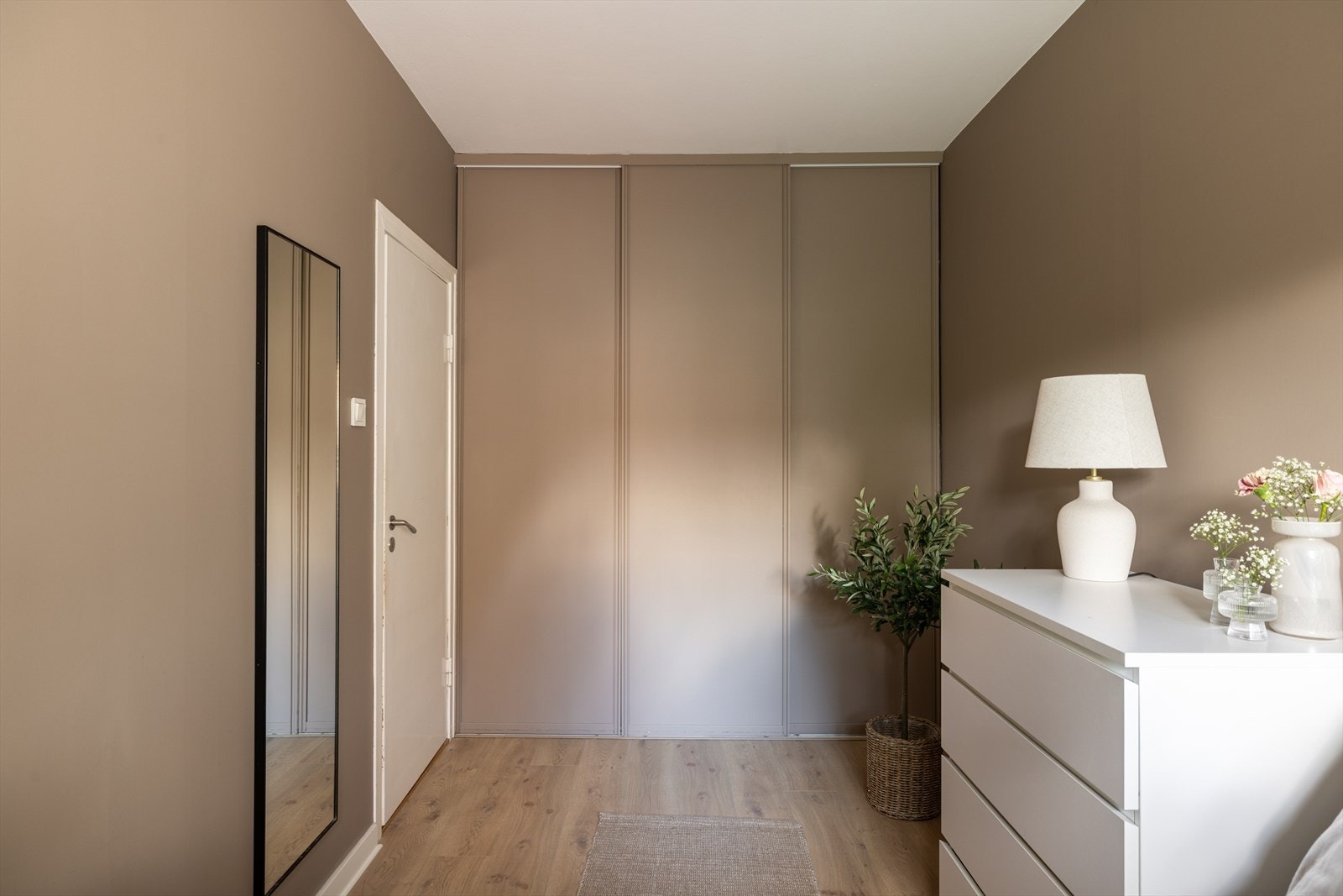 Innebygget garderobeskap med skyvedører. Galleribilde